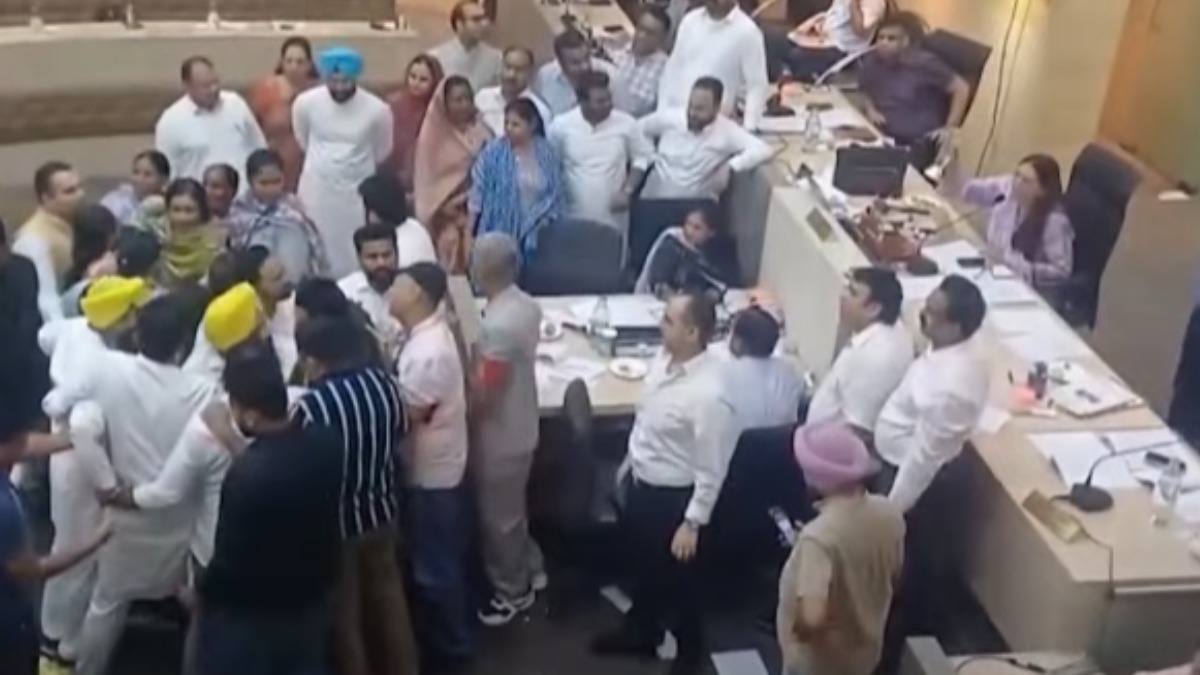 ਚੰਡੀਗੜ੍ਹ ਨਗਰ ਨਿਗਮ ਦਫ਼ਤਰ ‘ਚ ਹੰਗਾਮਾ, ‘ਆਪ’ ਅਤੇ ਭਾਜਪਾ ਕੌਂਸਲਰਾਂ ਵਿਚਕਾਰ ਤਣਾਅ