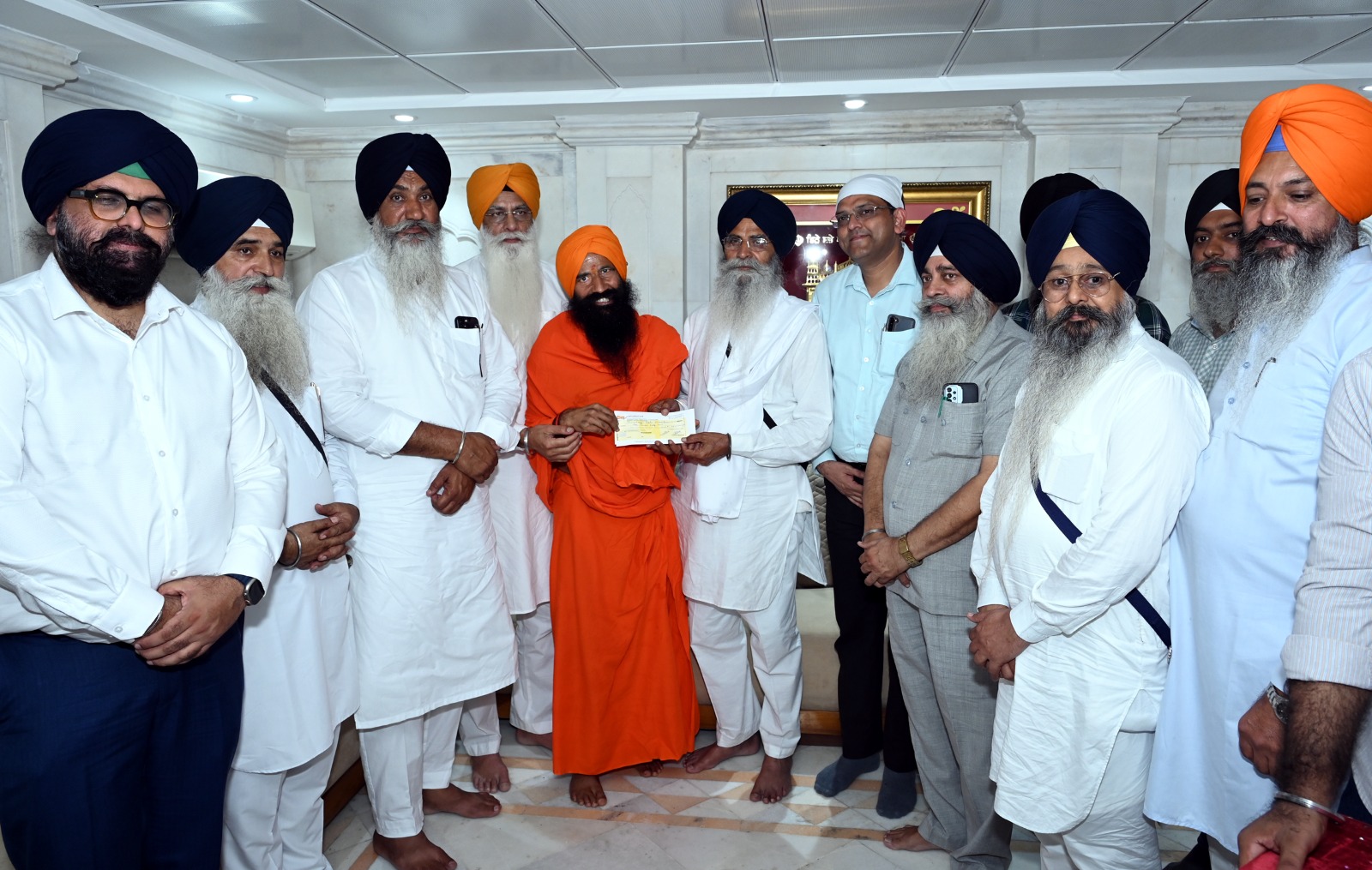 ਹੜ੍ਹ ਪੀੜਤਾਂ ਦੀ ਮਦਦ ਲਈ ਬਾਬਾ ਰਾਮਦੇਵ ਵੱਲੋਂ SGPC ਨੂੰ ਇੱਕ ਕਰੋੜ ਰੁਪਏ ਦਾ ਚੈਕ ਭੇਂਟ